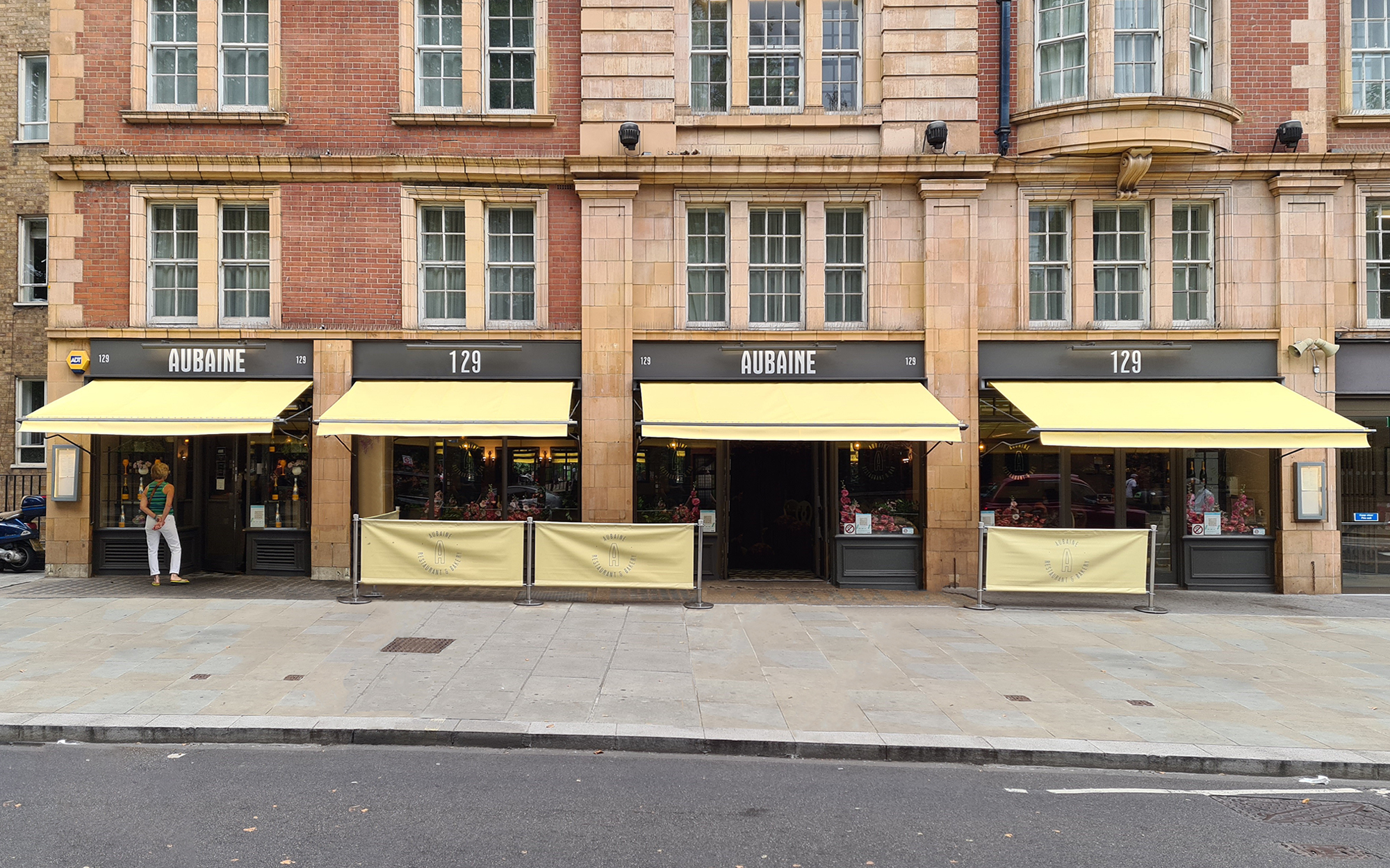 Retractable restaurant awnings Aubaine