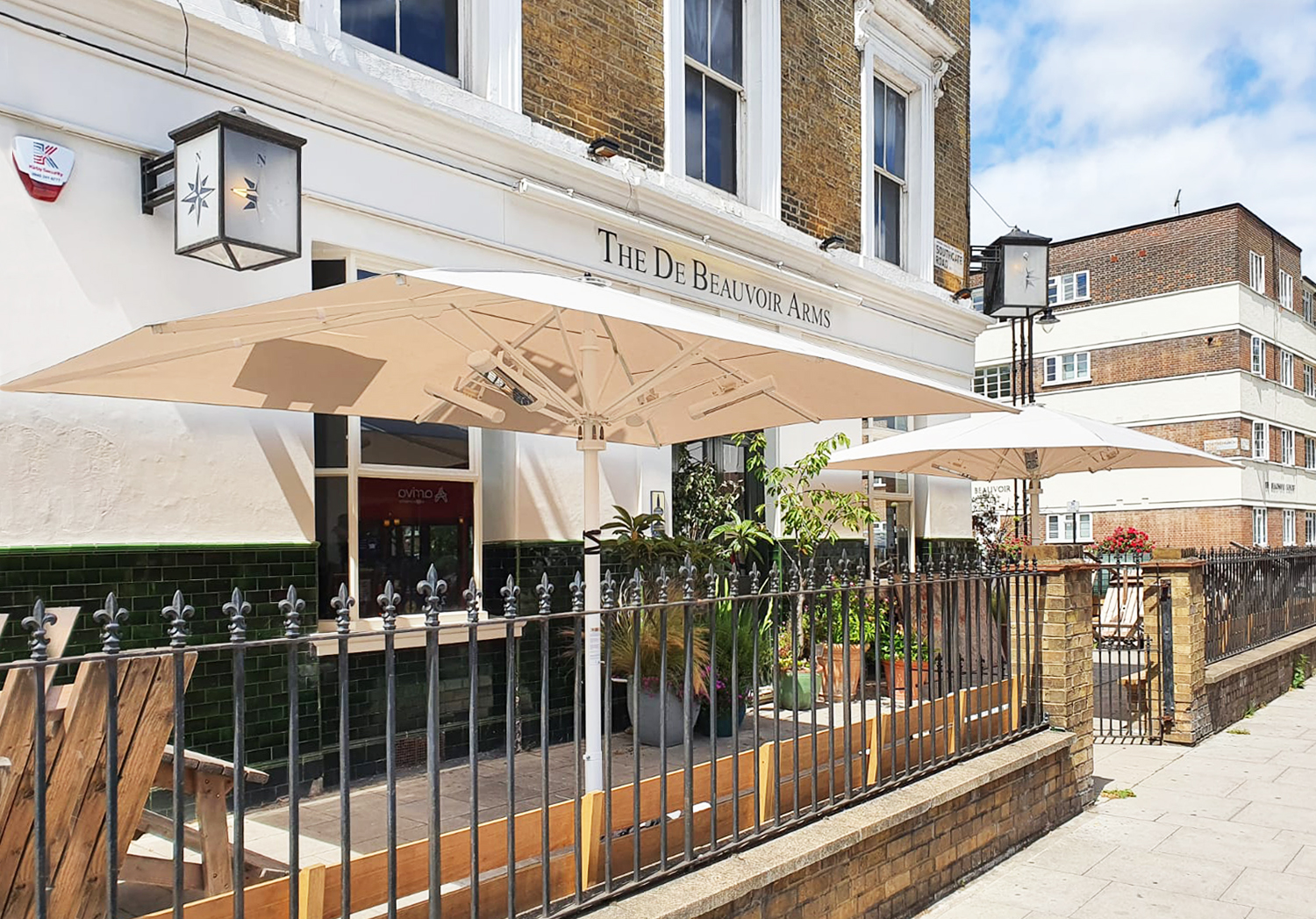 Classic parasols De Beauvoir Arms
