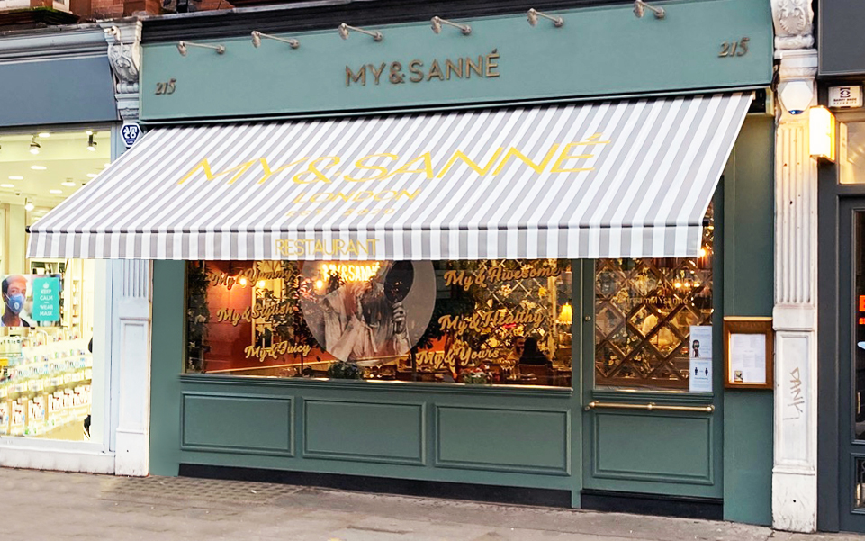 Greenwich cantilever awning