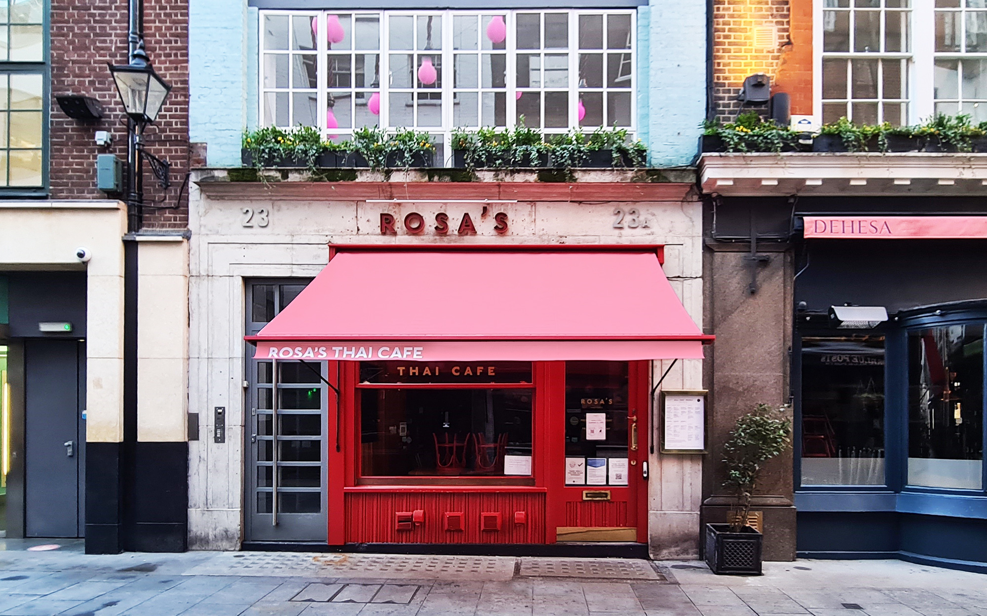 Rosa's Thai Cfe Awnings 