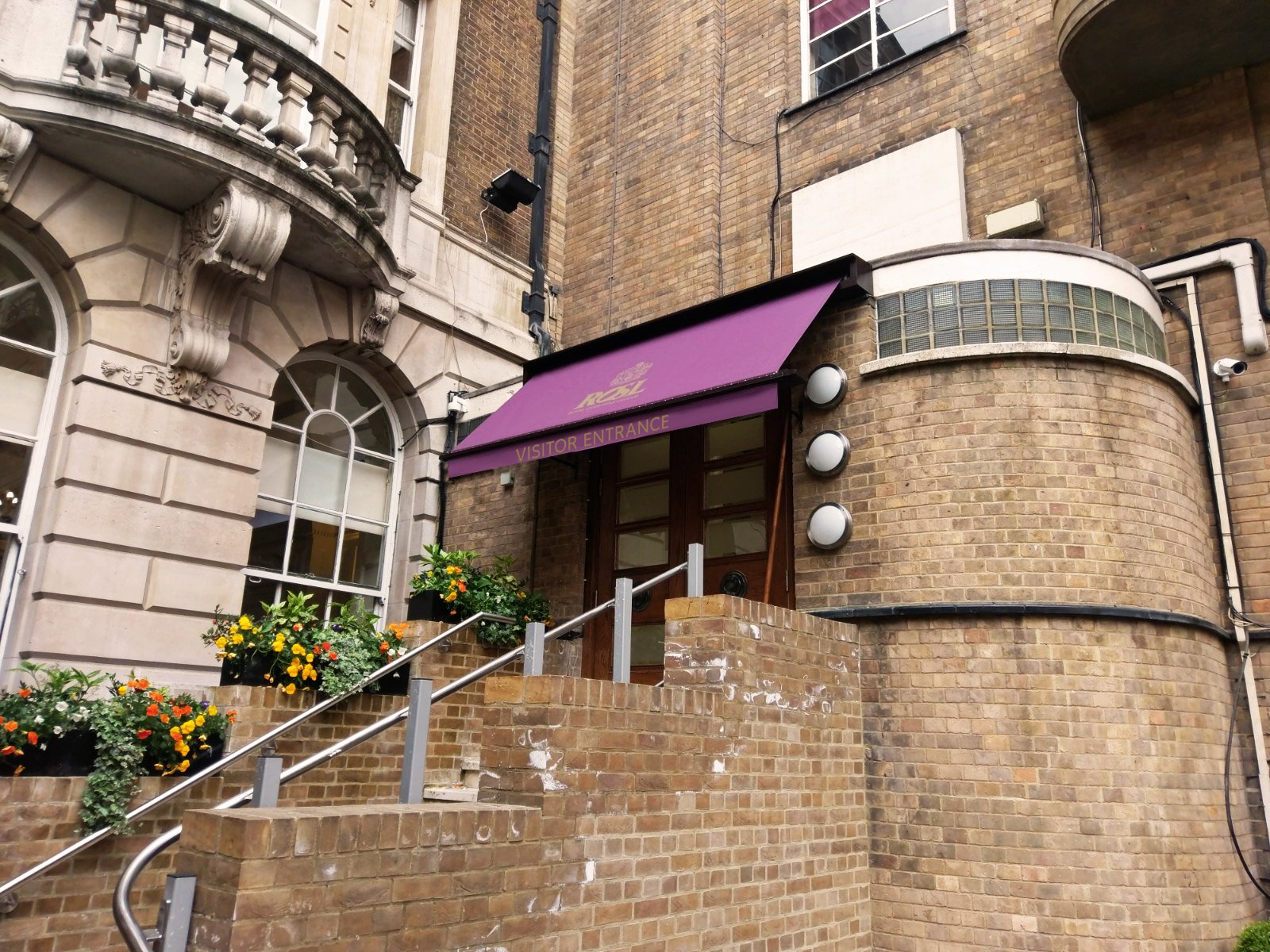 Signature Traditional awning ROL
